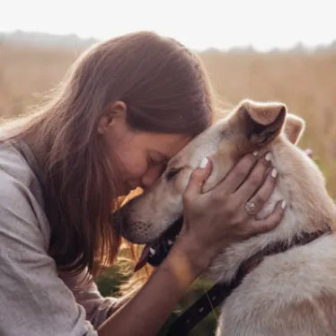 Mujer acariciando a un perro